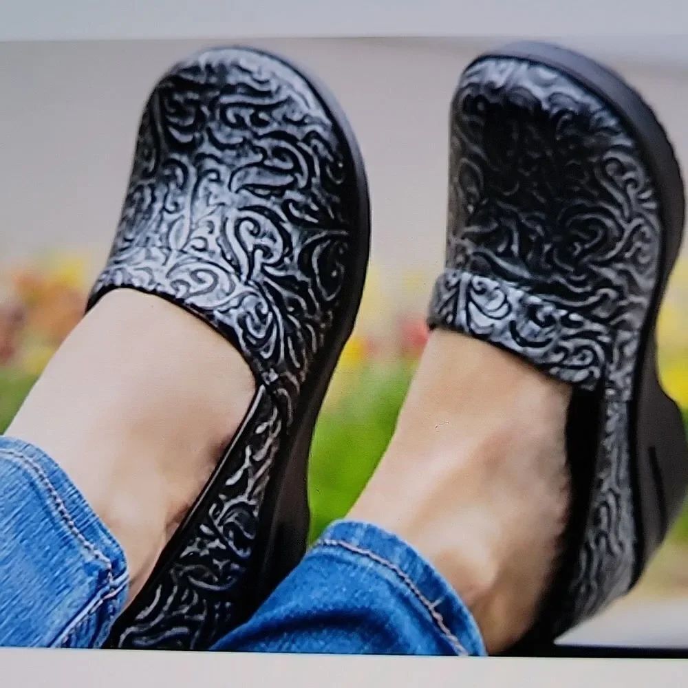 BRAND NEW YUU BETHANEE FLORAL NON-SLIP CLOGS ROUND TOE NURSING SHOES